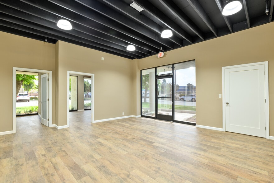 More Photos Of 1595 Walter St, Ventura Warehouse For Lease