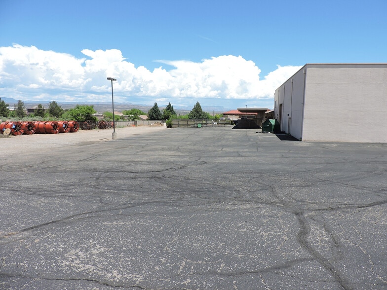 More Photos Of 500 S Willard St, Cottonwood Distribution For Lease