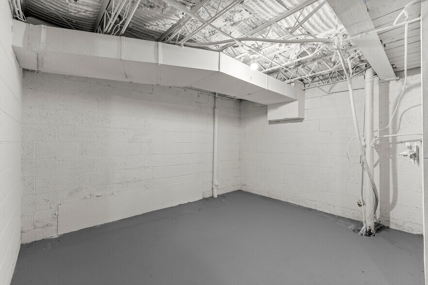 More Photos Of 10531 Wren St, Dearborn Bar For Sale