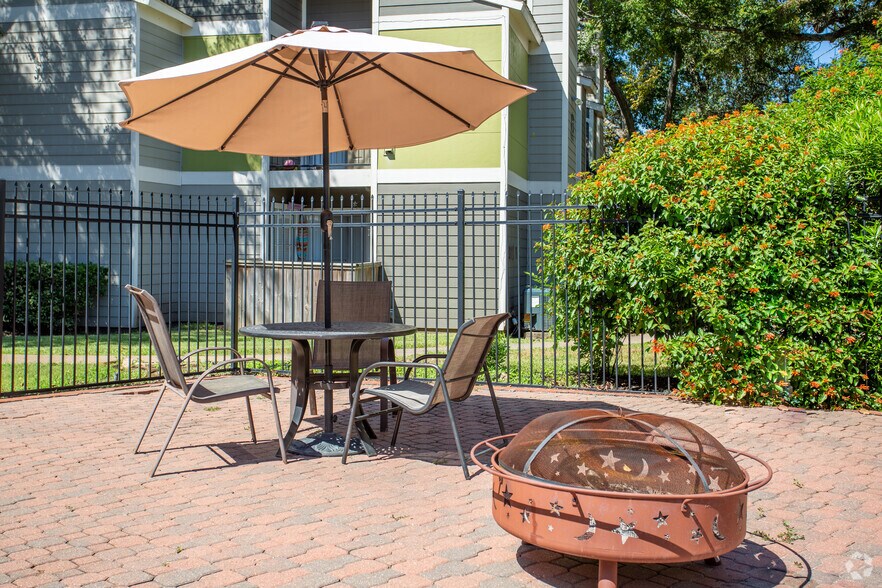 More Photos Of 127 W Plantation Dr, Lake Jackson Apartments For Sale