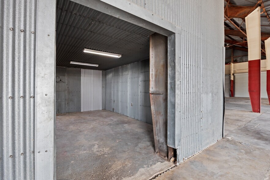 More Photos Of 1127 Bowie St, Seguin Industrial For Lease