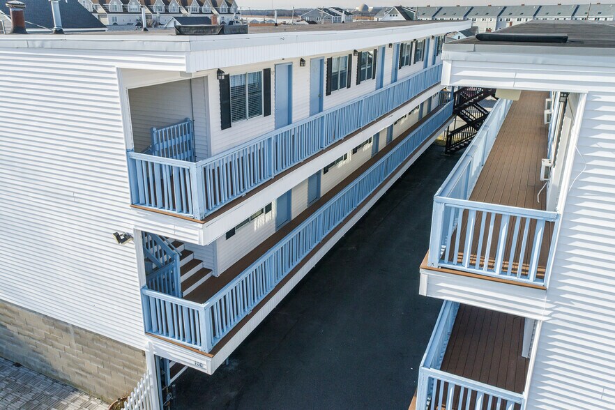 More Photos Of 198 Ashworth Ave, Hampton Hotel For Sale