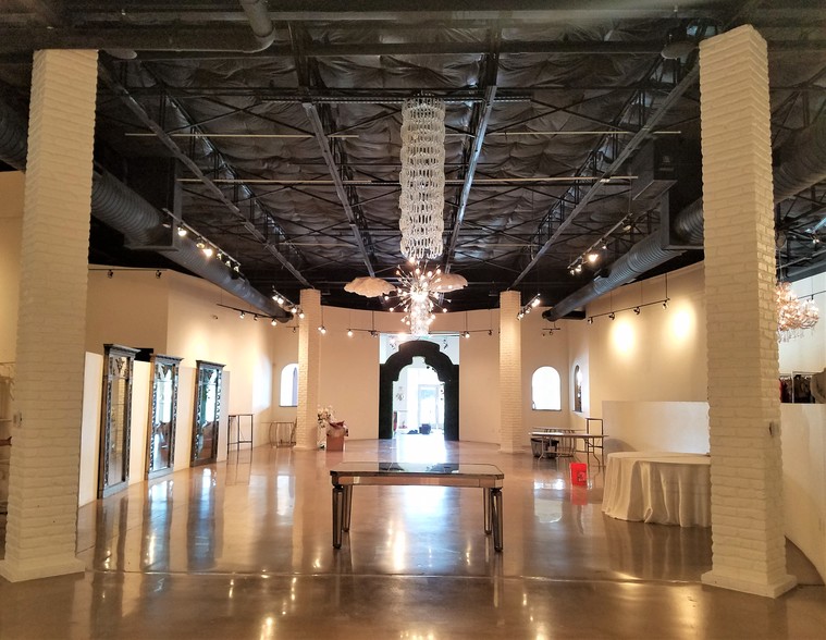 More Photos Of 163 Oak Lawn Ave, Dallas Showroom For Lease