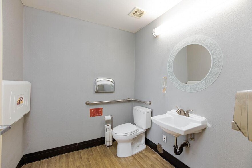 More Photos Of 872 E Sahara Ave, Las Vegas Medical For Lease