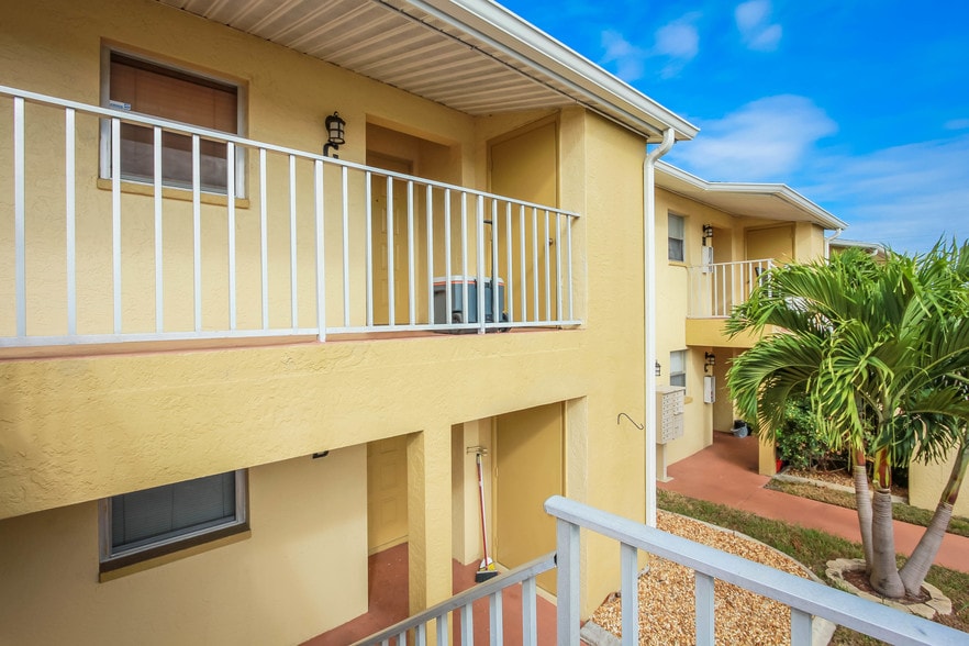 More Photos Of 706 SE 13th Ct, Cape Coral Apartments For Sale
