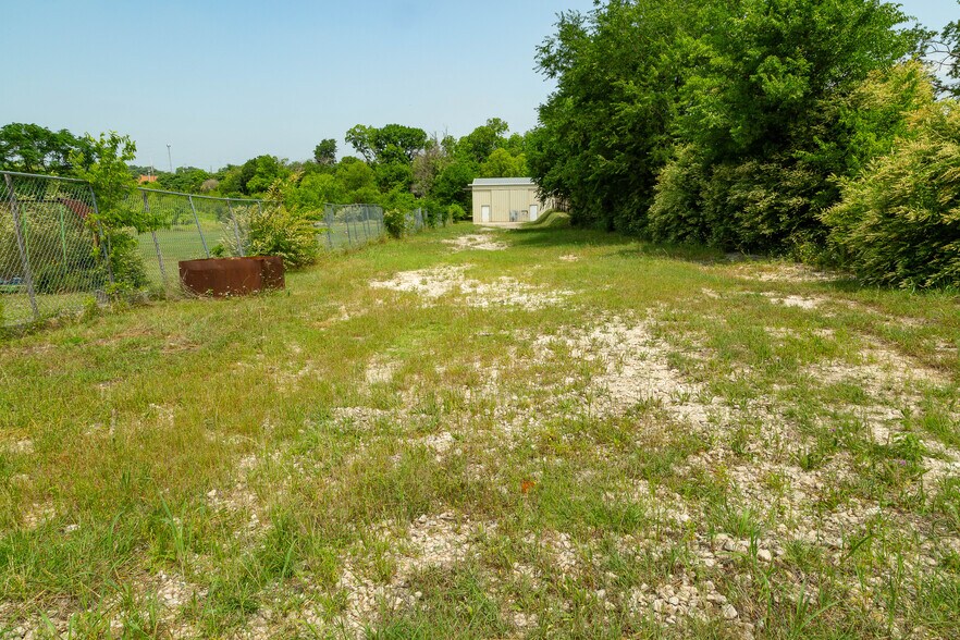 More Photos Of 211 S Austin St, Hutchins Flex For Sale