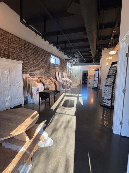 More Photos Of 2231 NW Broad St, Murfreesboro Showroom For Lease