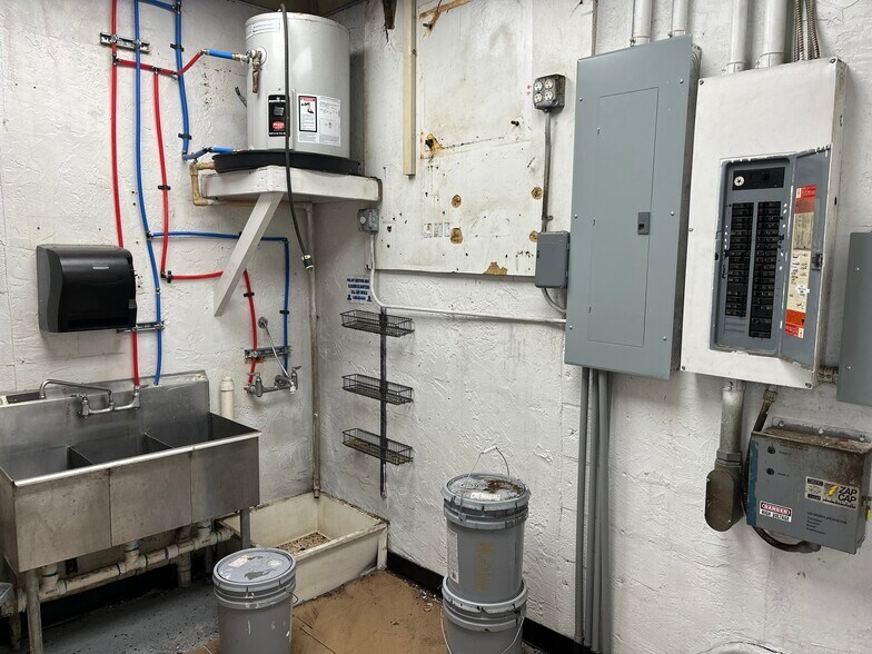 More Photos Of 2790 N Tamiami Trl, North Fort Myers Convenience Store For Sale