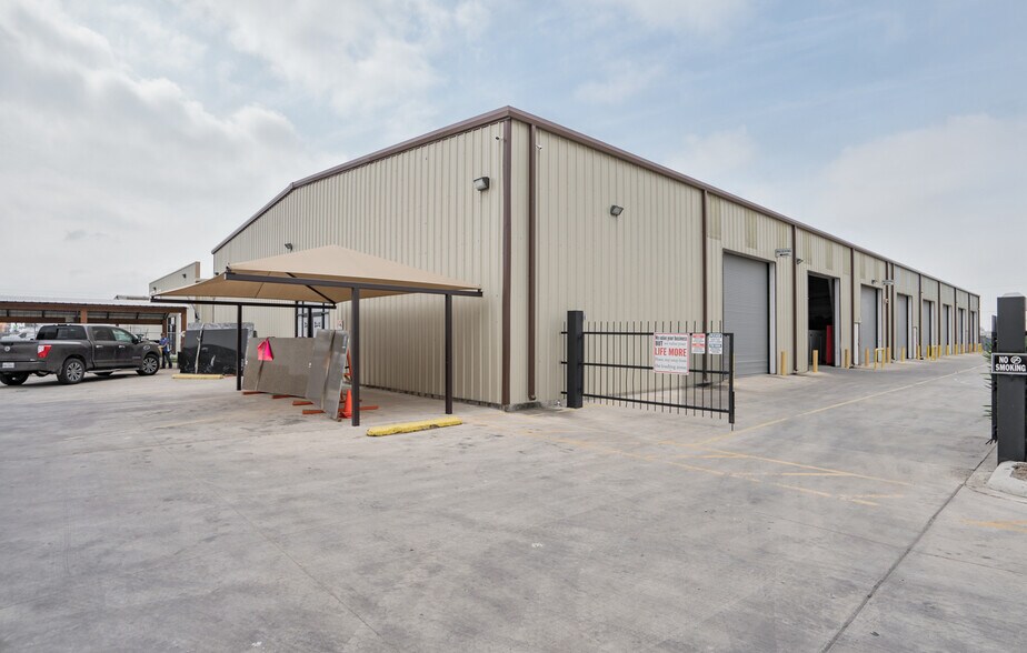 More Photos Of 2507 E Expressway 83, Donna Warehouse For Lease