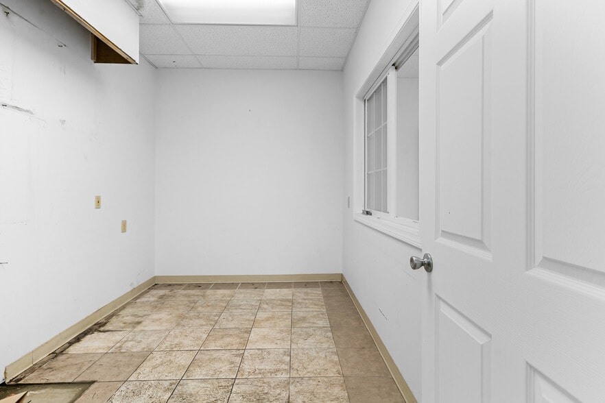 More Photos Of 6854 Post Rd, North Kingstown Freestanding For Lease