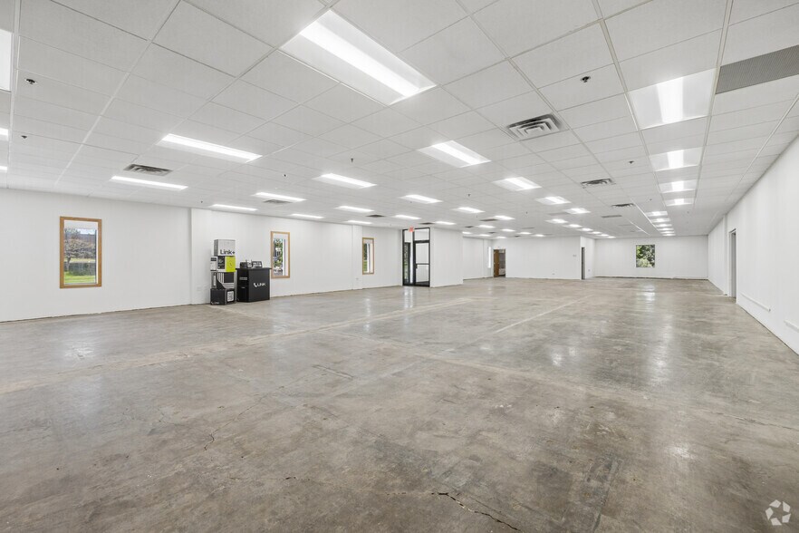 More Photos Of 10901 Hampshire Ave S, Bloomington Warehouse For Lease