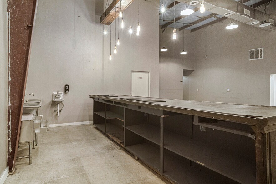 More Photos Of 16102-16104 University Oak, San Antonio Light Distribution For Lease