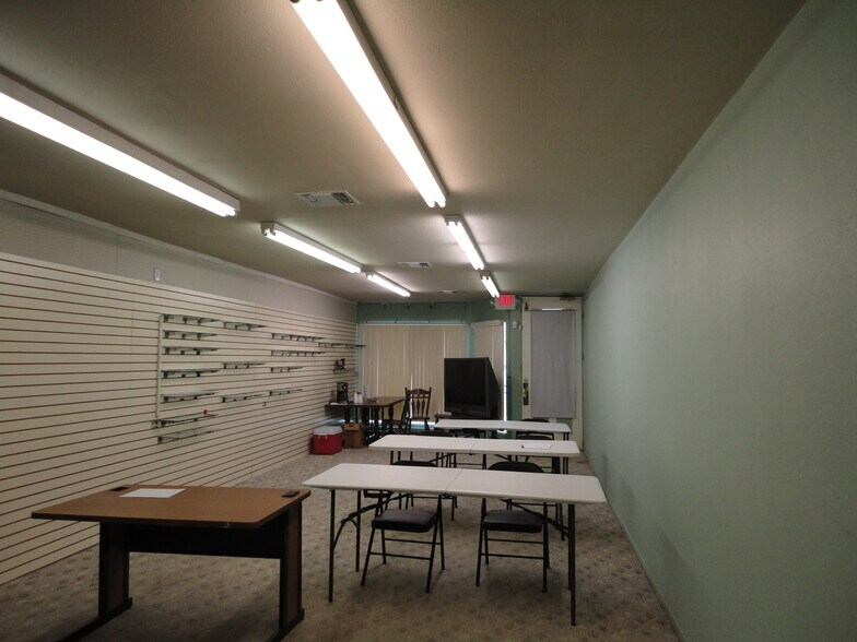 More Photos Of 119 W 2nd St, Taylor Showroom For Lease