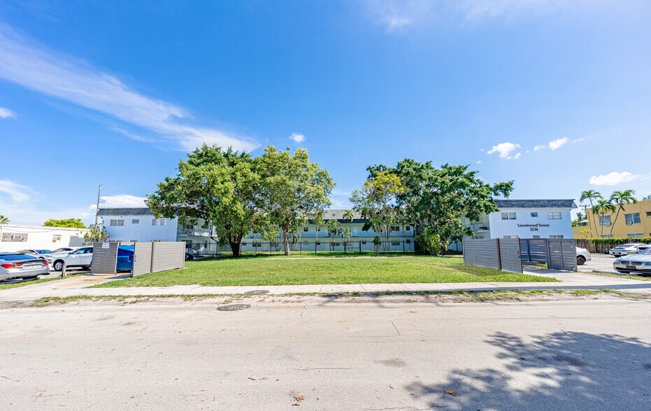 Primary Photo Of 2134 Lincoln St, Hollywood Apartments For Sale