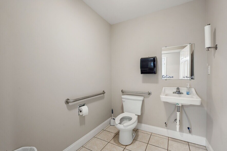 More Photos Of 4228 Main St, Oakwood Showroom For Lease