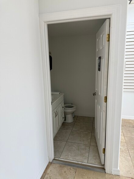 More Photos Of 1412-1414 Viscaya Pky, Cape Coral Warehouse For Lease