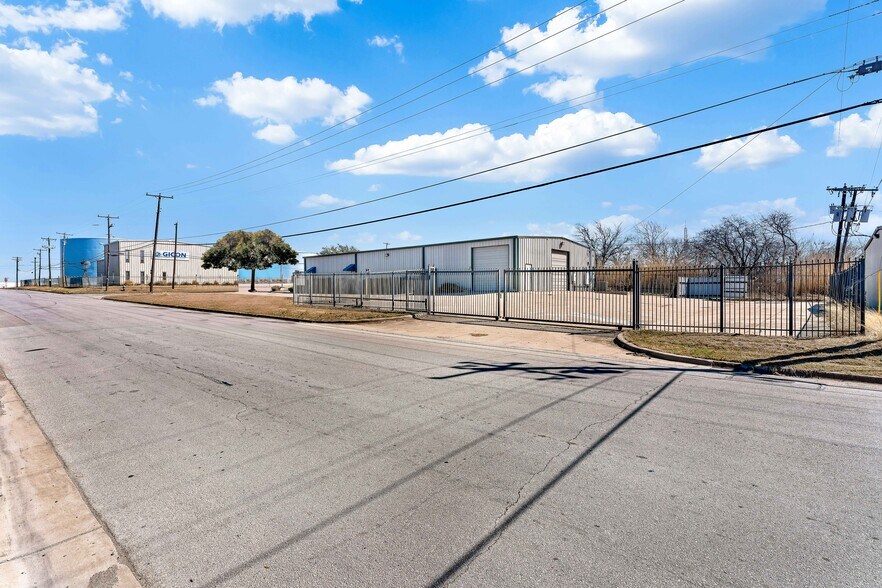 More Photos Of 4300 Garland Dr, Haltom City Warehouse For Lease