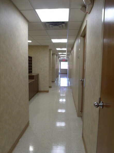 More Photos Of 411 Holmes St, Frankfort Light Distribution For Sale