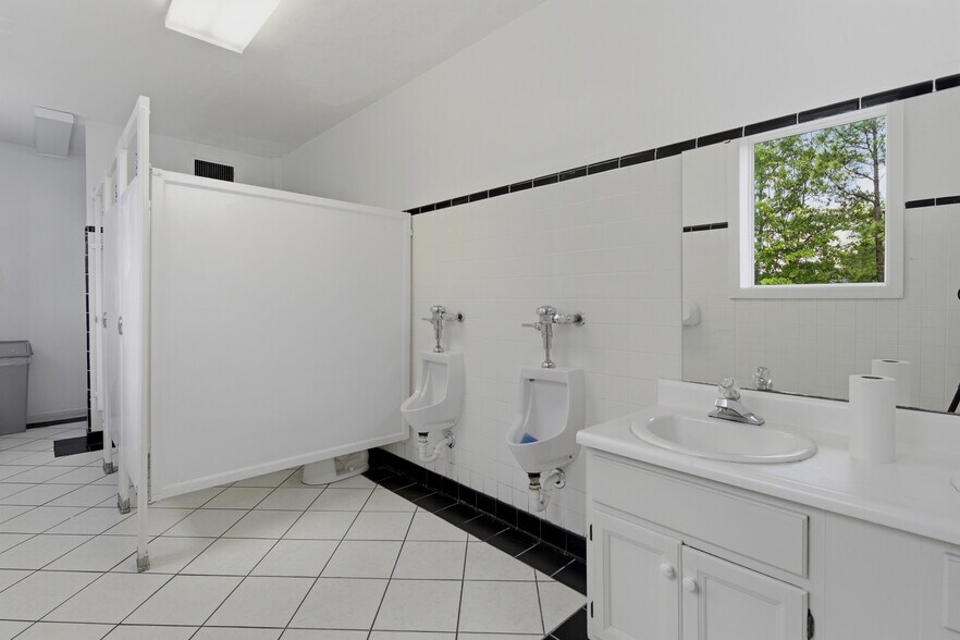 More Photos Of 2500 Raeford Rd, Fayetteville Medical For Sale