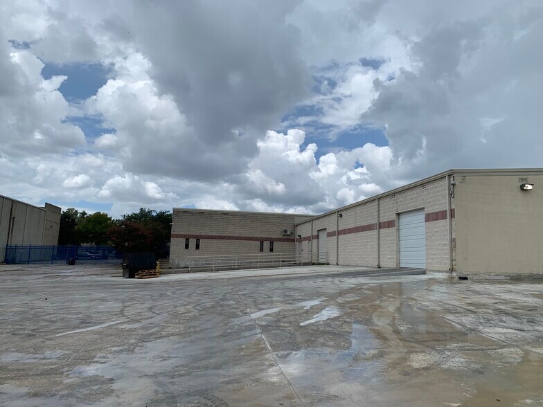 More Photos Of 12830 Cogburn Ave, San Antonio Light Distribution For Lease