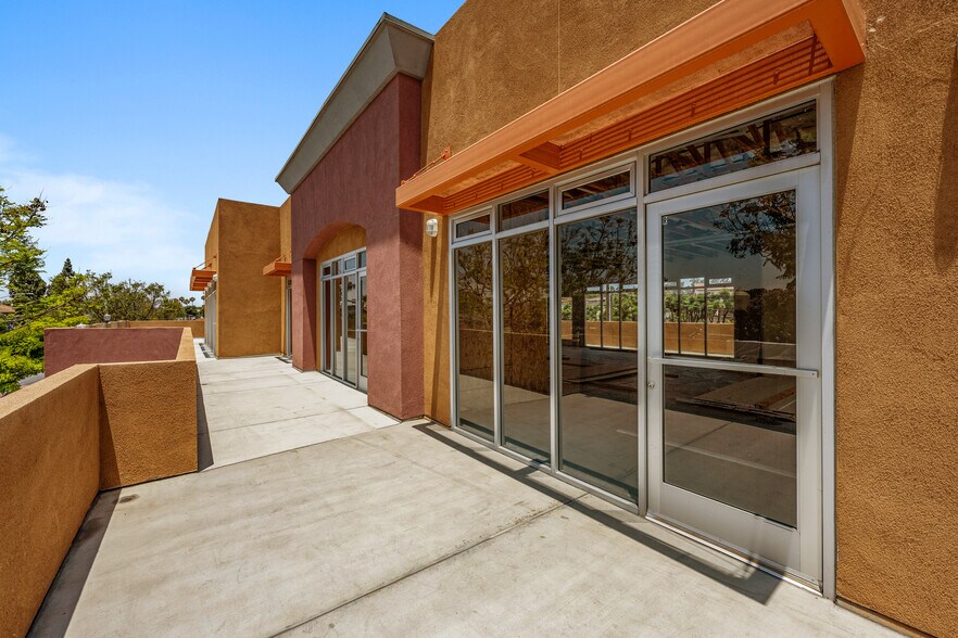 More Photos Of 165 W San Ysidro Blvd, San Ysidro General Retail For Lease