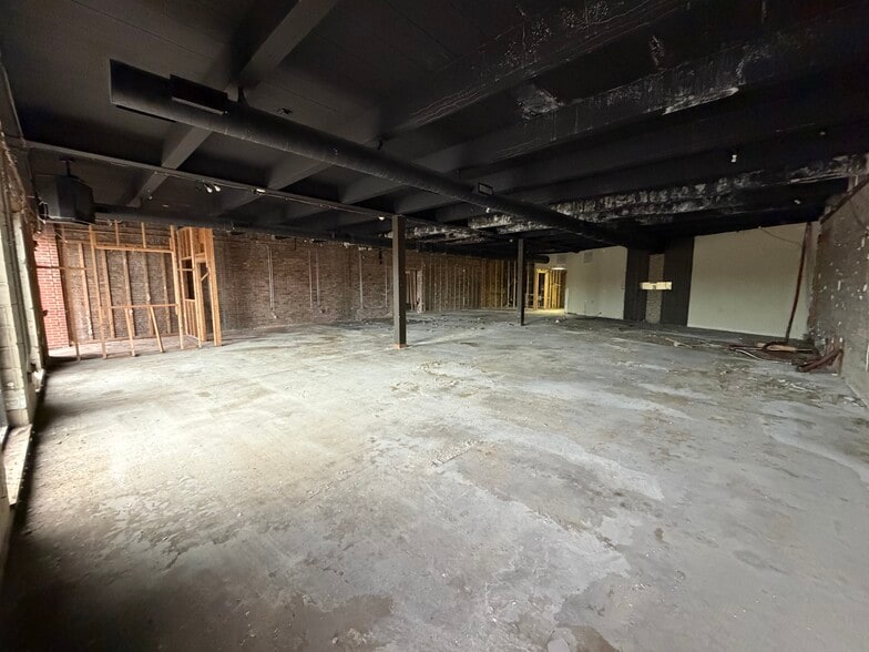 More Photos Of 529-535 E 5th Ave, Gary Restaurant For Lease