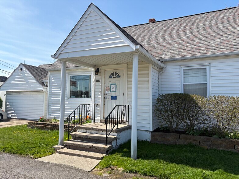 Primary Photo Of 7439 Tyler Blvd, Mentor Veterinarian Kennel For Sale