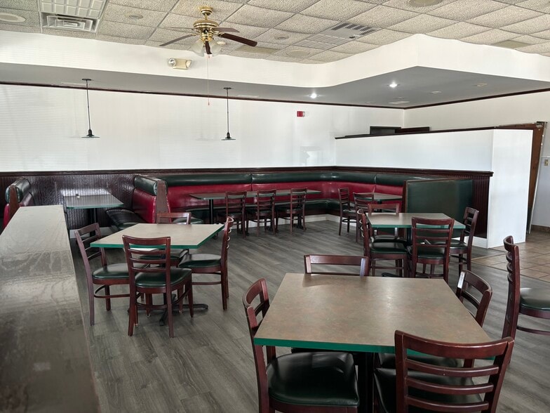 More Photos Of 210 N Lewis Ave, Oglesby Restaurant For Lease