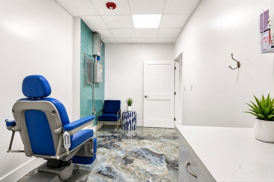More Photos Of 2920-2950 NE 207th St, Aventura Unknown For Lease
