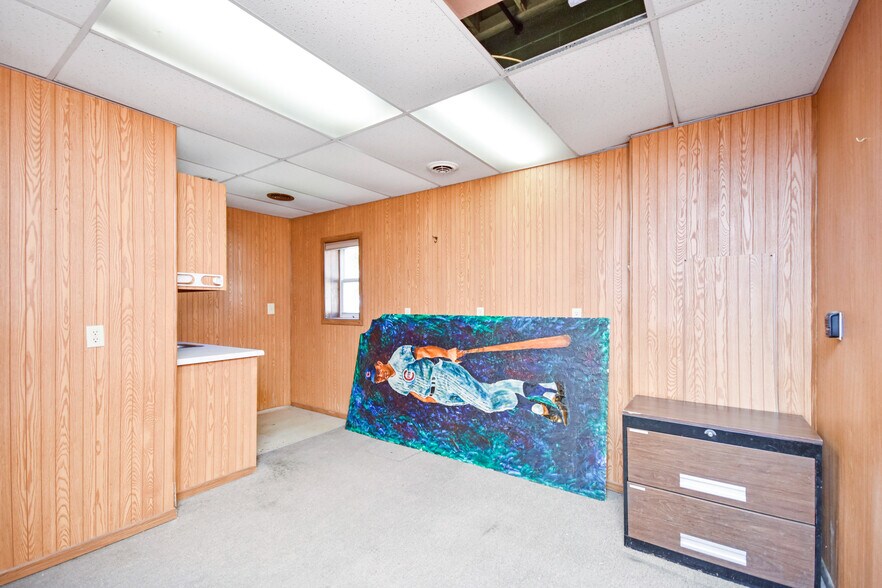 More Photos Of 100 W Falcon Hwy, Flanagan Flex For Sale