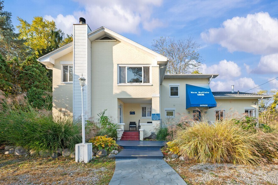 Primary Photo Of 231 E Buffalo St, New Buffalo Hotel For Sale