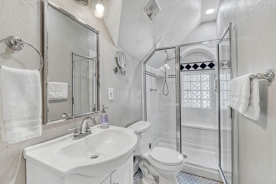 More Photos Of 6 Boulder Crescent St, Colorado Springs Hotel For Sale
