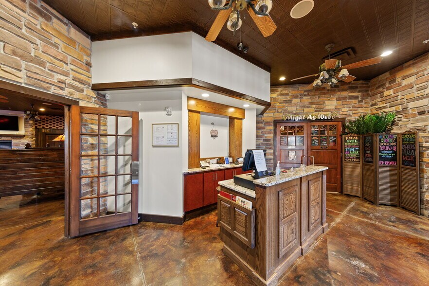 More Photos Of 2400 N Town Center Dr, Washington Restaurant For Sale