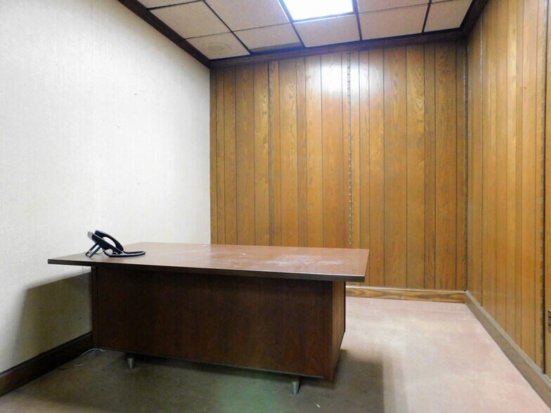 More Photos Of 720 SW F Ave, Lawton Manufacturing For Sale