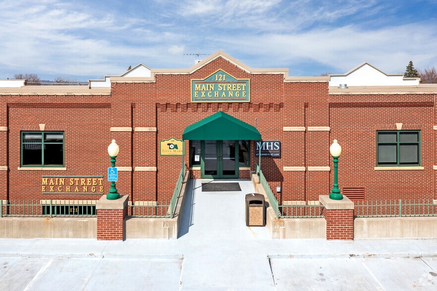 More Photos Of 101-129 Main St W, Waconia Medical For Lease