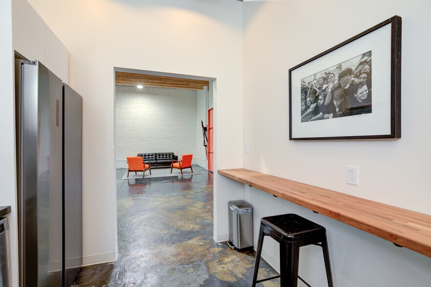 More Photos Of 2616 W Jefferson Blvd, Los Angeles Showroom For Sale