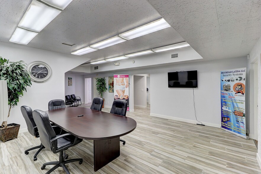 More Photos Of 5901 W Indian School Rd, Phoenix Medical For Sale