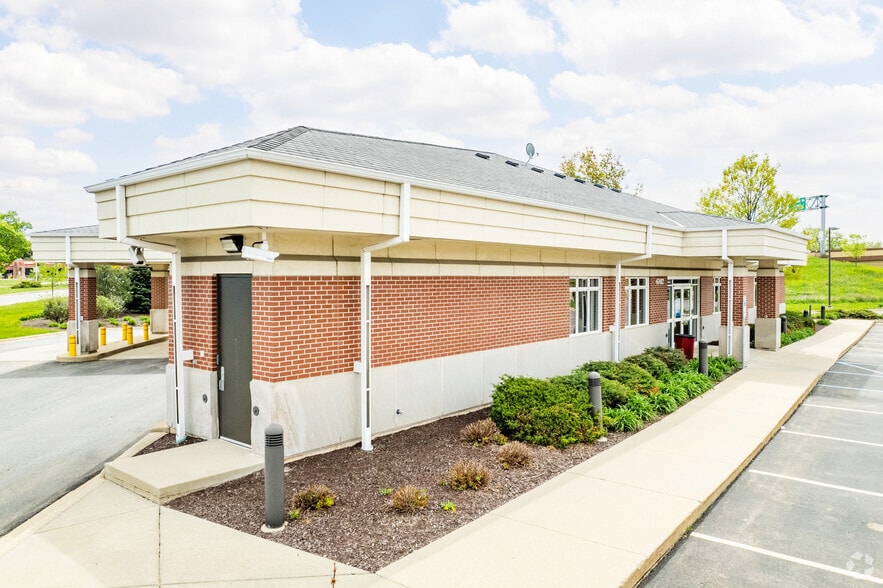 More Photos Of 4702 Verona Rd, Madison Bank For Lease