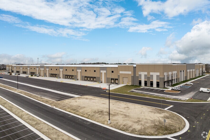 More Photos Of 30 Aberdeen Rd, Hampton Distribution For Lease