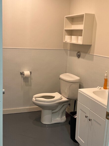 More Photos Of 174 N Main St, Bishop General Retail For Lease