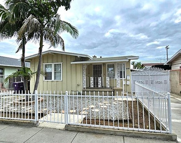 Primary Photo Of 2310 Elm Ave, Long Beach Apartments For Sale