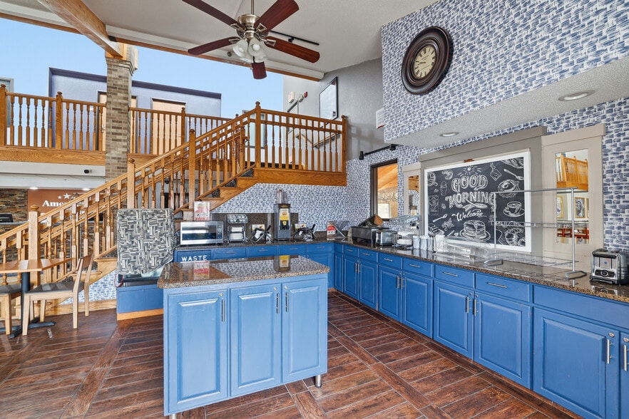 More Photos Of 4675 White Bear Pky, White Bear Lake Hotel For Sale