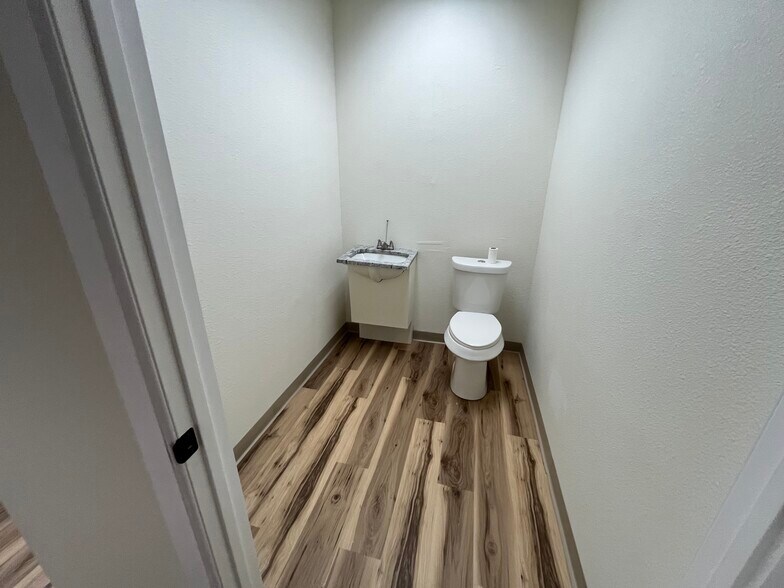 More Photos Of 1202 E South 11th St, Abilene Office For Lease