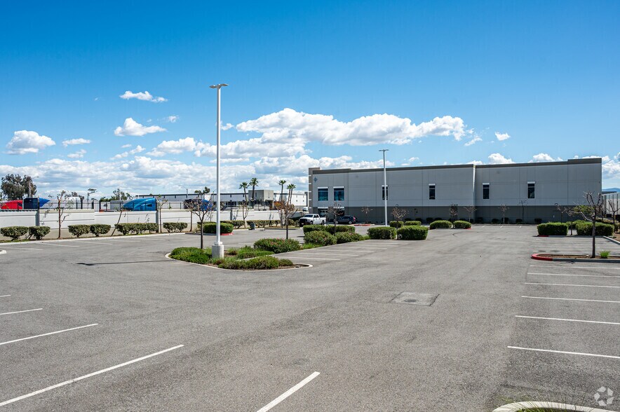 More Photos Of 1020 Mildred St, Ontario Distribution For Sale