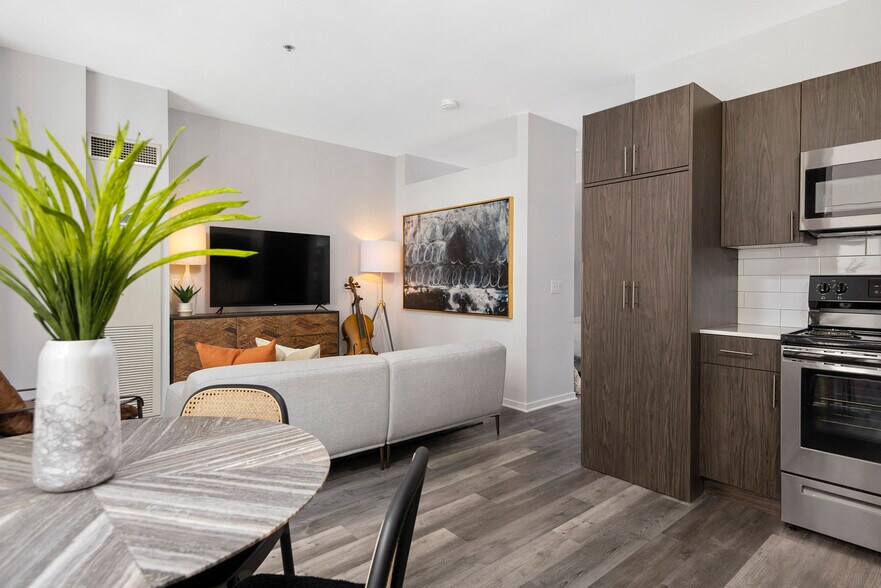 More Photos Of 182 W Lake St, Chicago Apartments For Lease