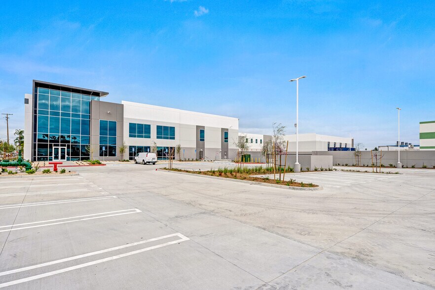 More Photos Of 3071 E Coronado St, Anaheim Warehouse For Lease