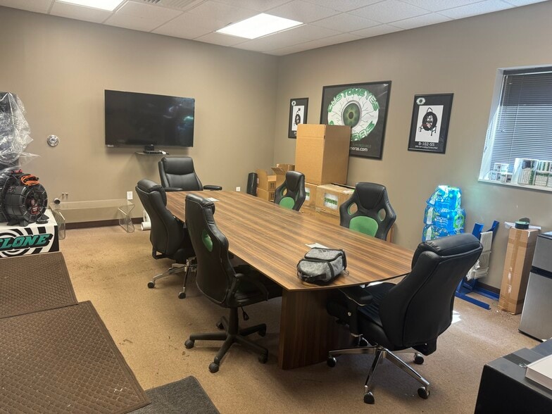 More Photos Of 81 Triad South Dr, Saint Peters Warehouse For Lease