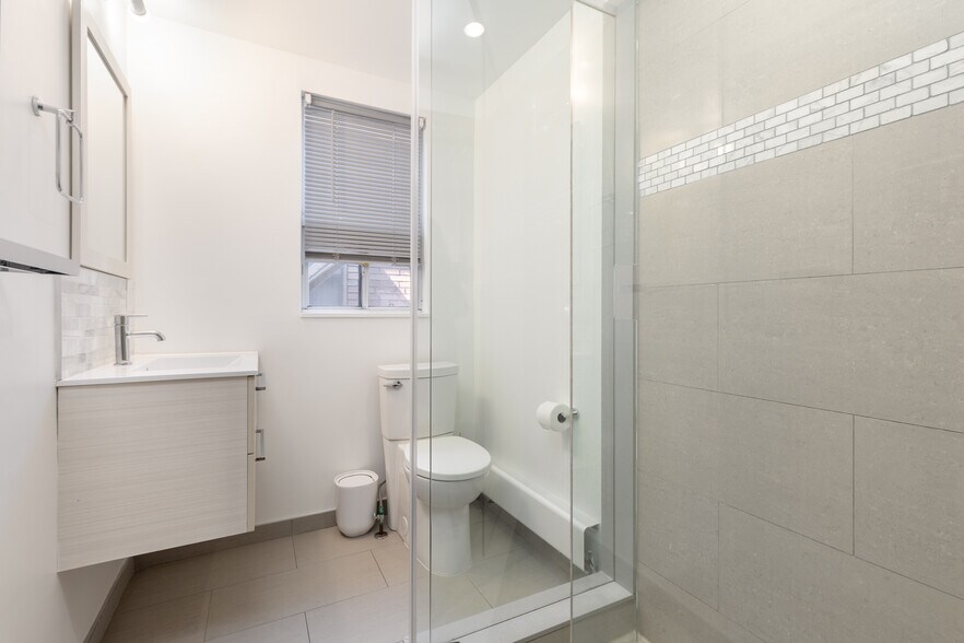 More Photos Of 872 College St, Toronto Storefront Retail Residential For Sale