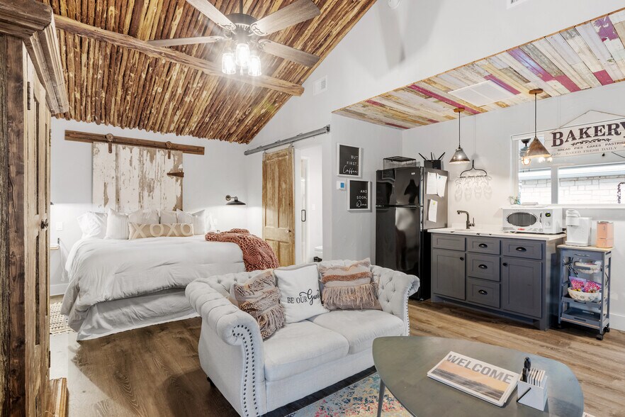 More Photos Of 608 W Morse St, Fredericksburg Specialty For Sale