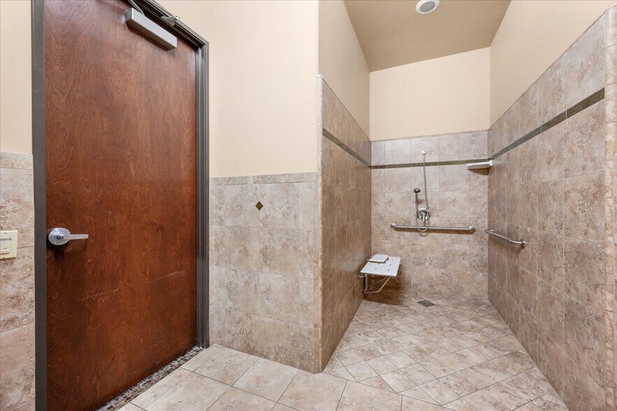 More Photos Of 7206 N Milburn Ave, Fresno Medical For Lease